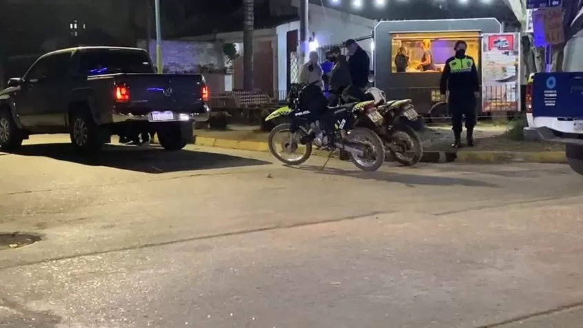 MOMENTOS DE MÁXIMA TENSIÓN. Policías custodian la camioneta en el lugar donde fue detenido el condenado por el hecho.  