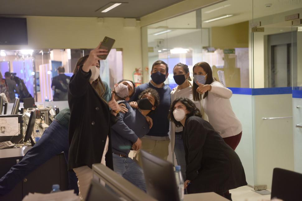 SELFIE. El equipo de Sánchez, en la redacción de LA GACETA.