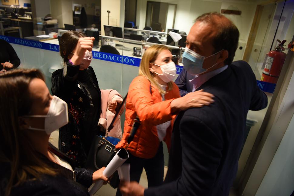 FELICITACIÓN. Ávila saluda a Beti tras su exposición.