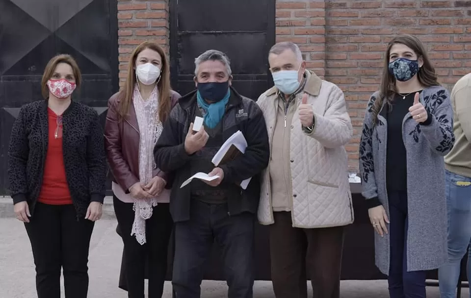 EN LAS TALITAS. Jaldo, junto a dirigentes de su espacio, entrega alarmas a los vecinos. Foto: Prensa HLT