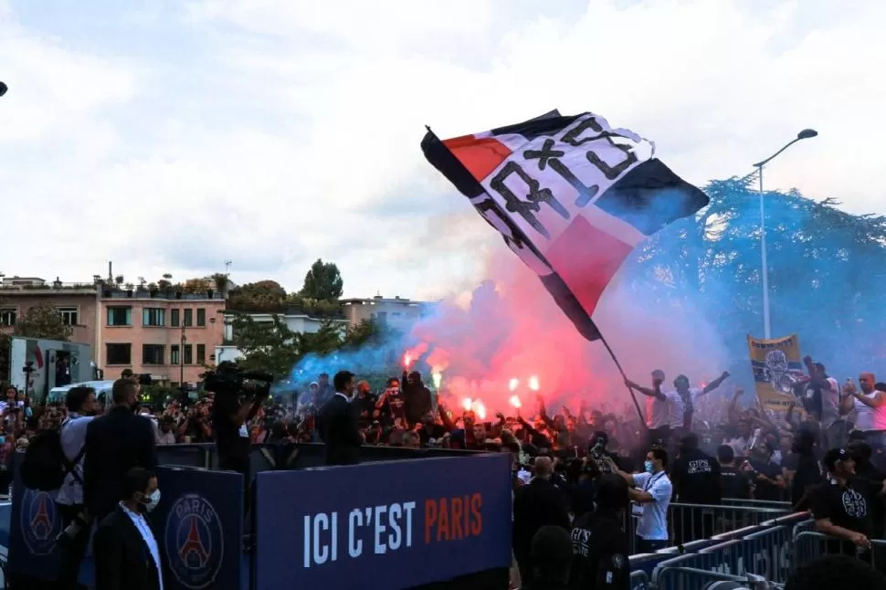 ESTO ES PARÍS. Luego de la conferencia de prensa, Messi salió a saludar a los hinchas que coparon las adyacencias del estadio de PSG. No faltaron las bengalas, las banderas y las camisetas del equipo parisino. Twitter@psg_español