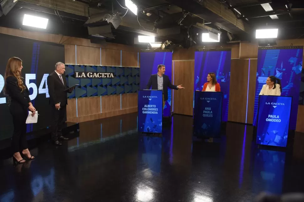 AL AIRE. Alberto Colombres Garmendia, Ana Paula Quiles y Paula Omodeo confrontan en el programa “Panorama Tucumano”. La discusión estuvo moderada por los periodistas Carolina Servetto y Federico van Mameren. 