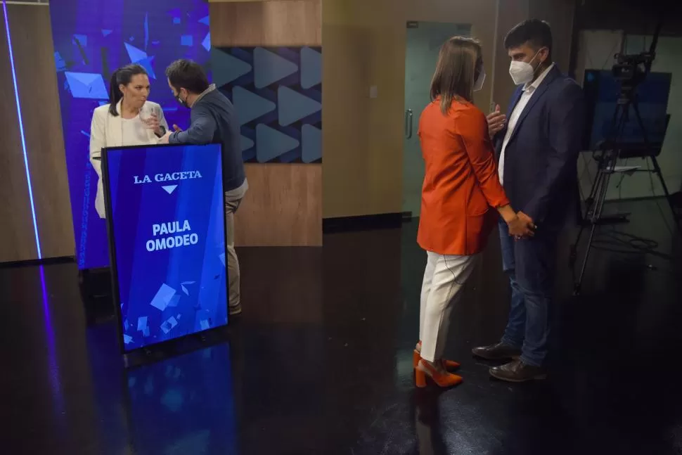 EN EL ENTRETIEMPO. Las precandidatas atienden a sus colaboradores. 