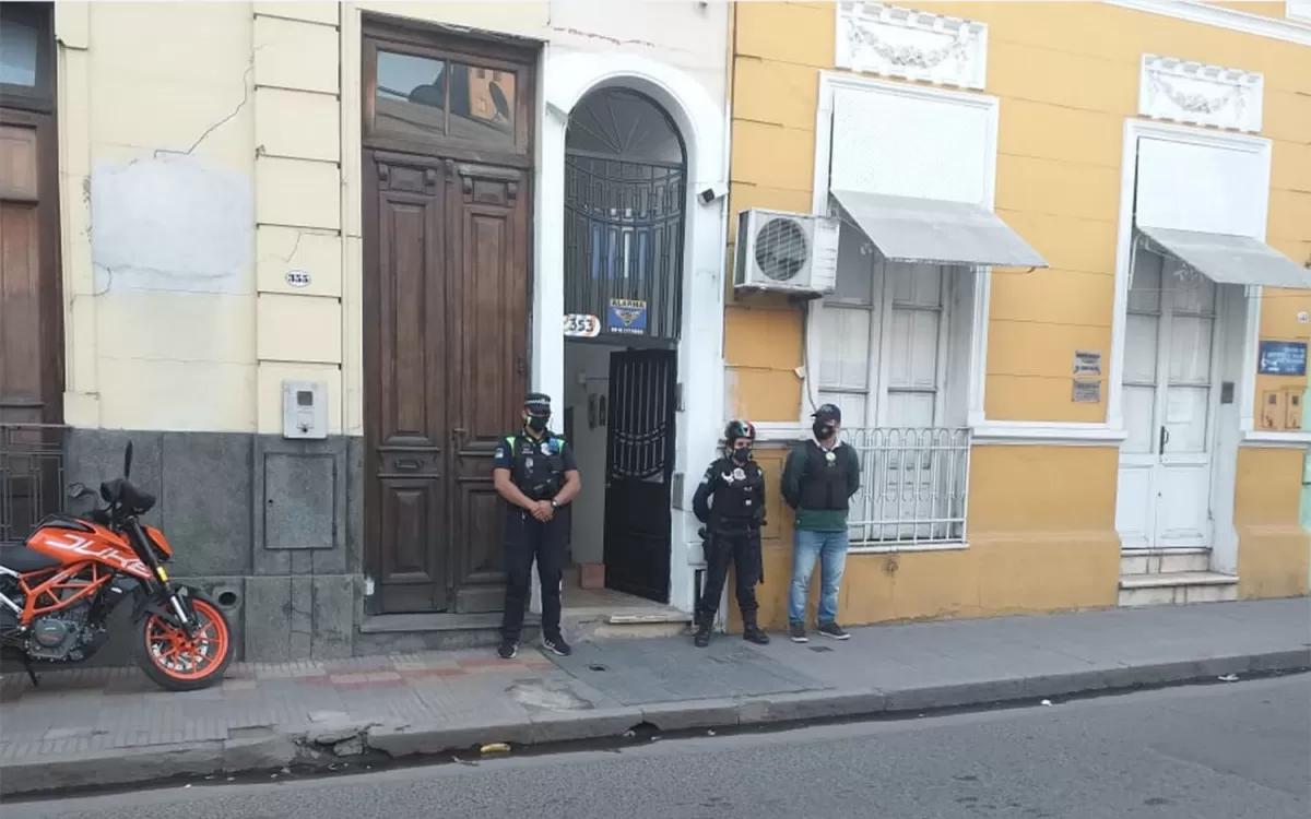 HACIENDO GUARDIA. Tres efectivos policiales custodiaban la casa del “Joyero” mientras en el interior se desarrollaban los allanamientos. LA GACETA / FOTO DE DIEGO ARÁOZ