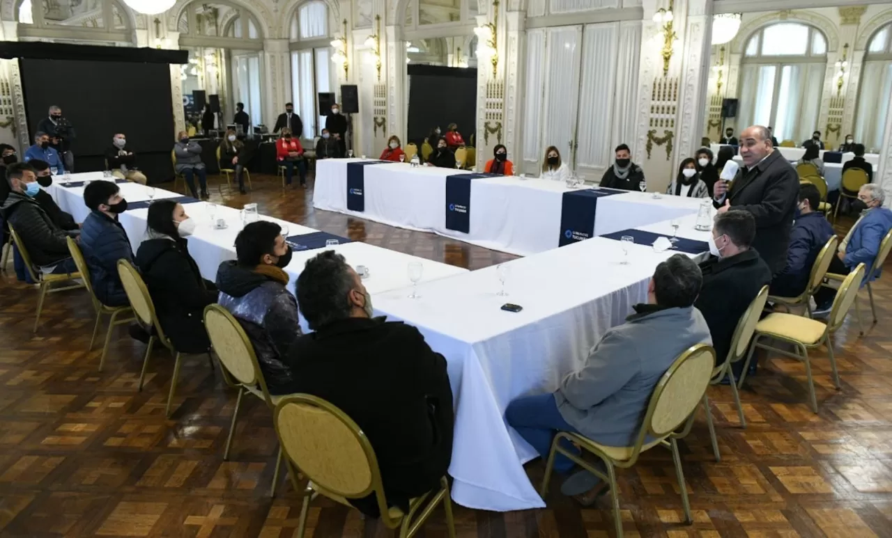 Con referentes de Banda del Río Salí, Manzur analizó el avance de obras