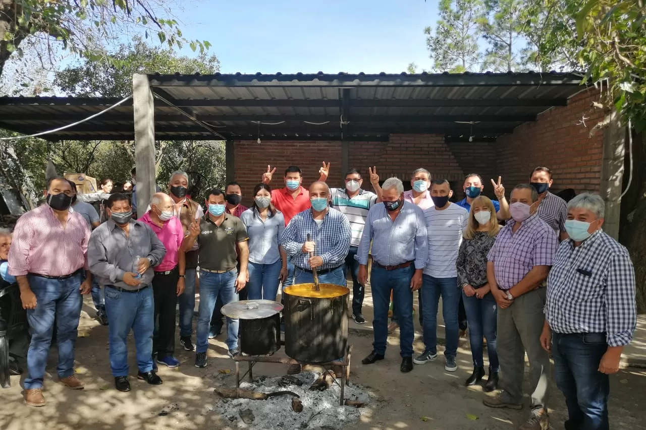 EN PAMPA MAYO. Manzur encabezó un locro de dirigentes para celebrar el Día del Trabajador. Foto: Twitter @JuanManzurOK