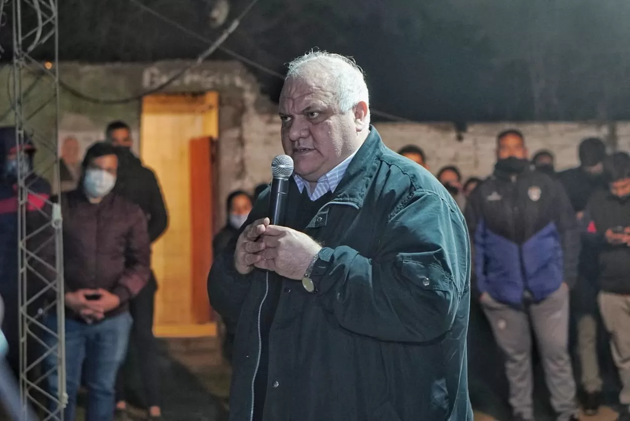 EN UN ACTO DE CAMPAÑA. Federico Masso dialoga con vecinos del barrio San José III, de Yerba Buena. Foto: Twitter @FedeMassoTuc