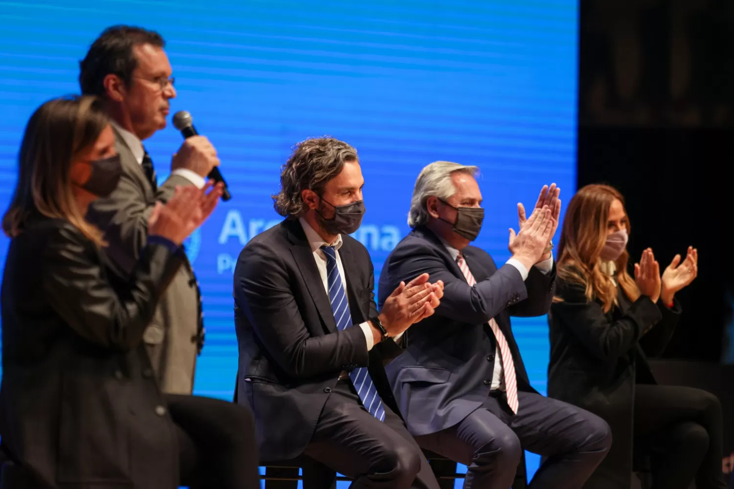 MANO DERECHA. Santiago Cafiero, junto al presidente Fernández en un acto político. Foto: Twitter @SantiCafiero