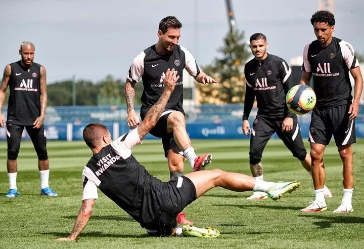 JUEGAN. Messi despeja el balón en la ronda que compartió con sus compañeros. Neymar, Icardi y Marquinhos ven la acción. 