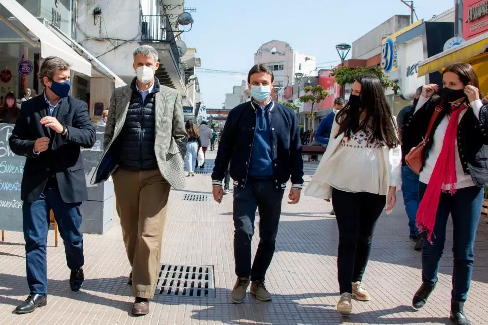 CAMINATA. Prat-Gay recorrió la peatonal tucumana junto a los precandidatos Campero, Sánchez y Omodeo. Twitter @alfonsopratgay