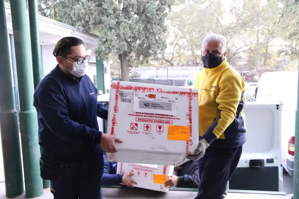 DEPÓSITO DEL SIPROSA. Ayer llegaron 22.500 dosis a Tucumán. Twitter @RossanaChahla