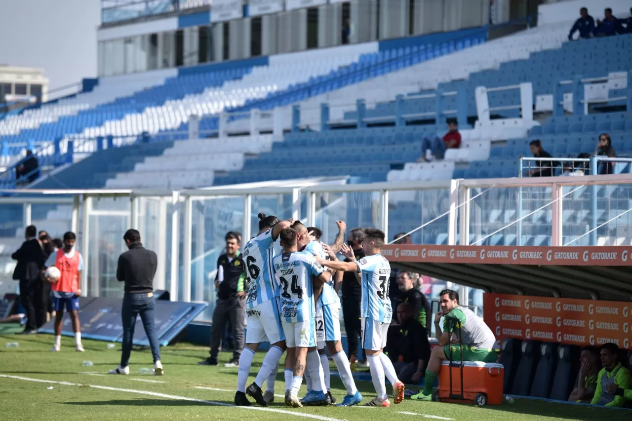 ATLÉTICO. Los jugadores festejan el gol del empate. LA GACETA / INÉS QUINTEROS ORIO