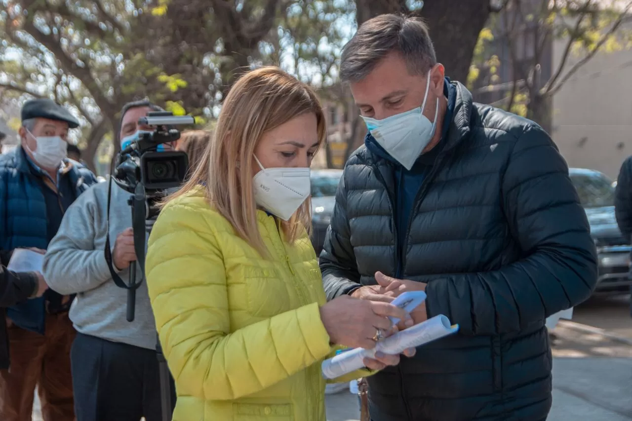 Beatriz Ávila y  Walter Berarducci en el microcentro tucumano
