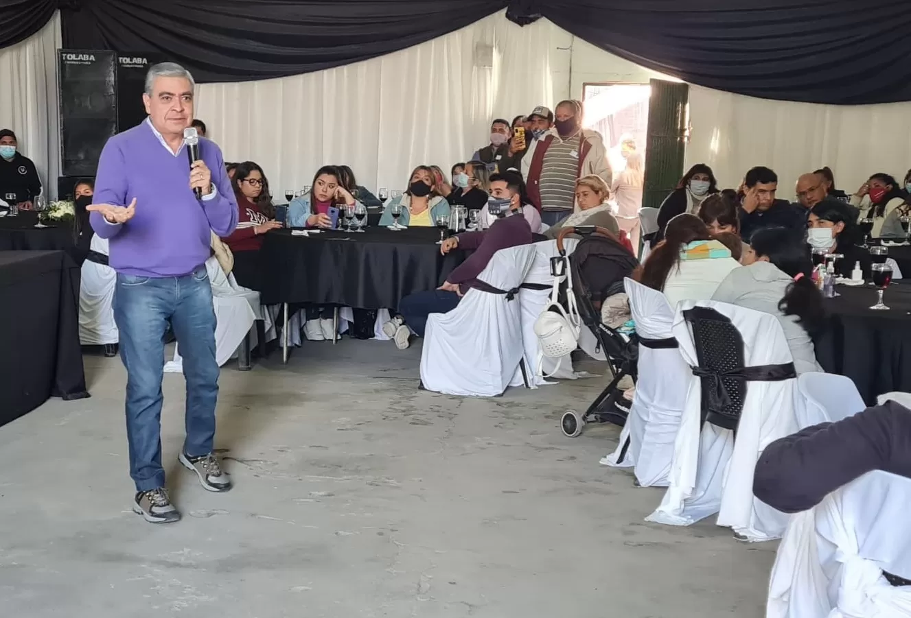 EN BELLA VISTA. Germán Alfaro brinda un discurso ante vecinos y dirigentes. Foto de Prensa PJS