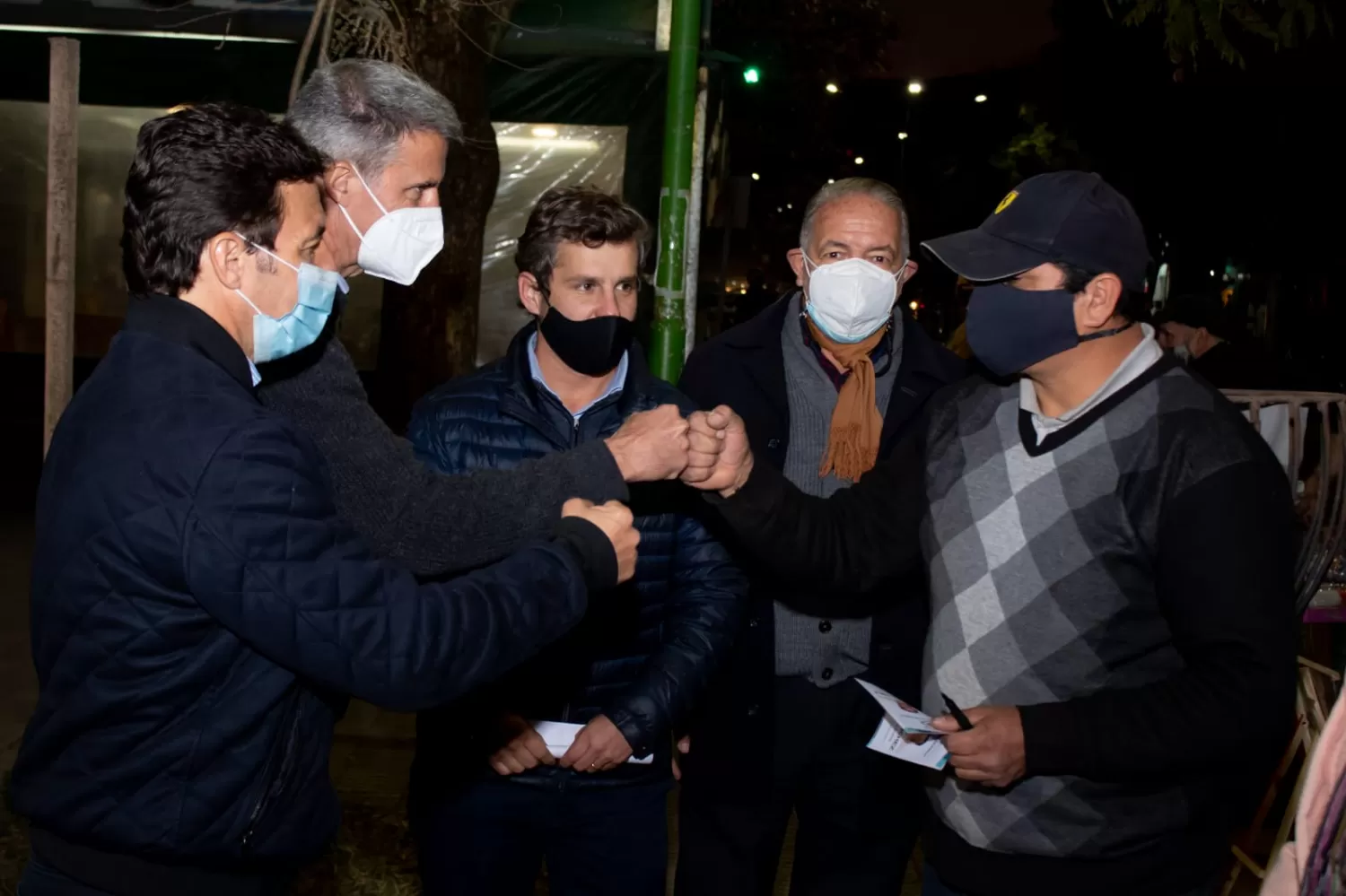 EN APOYO. Prat-Gay saluda a un vecino, mientras acompaña a Sánchez y a Campero en un recorrido de campaña.