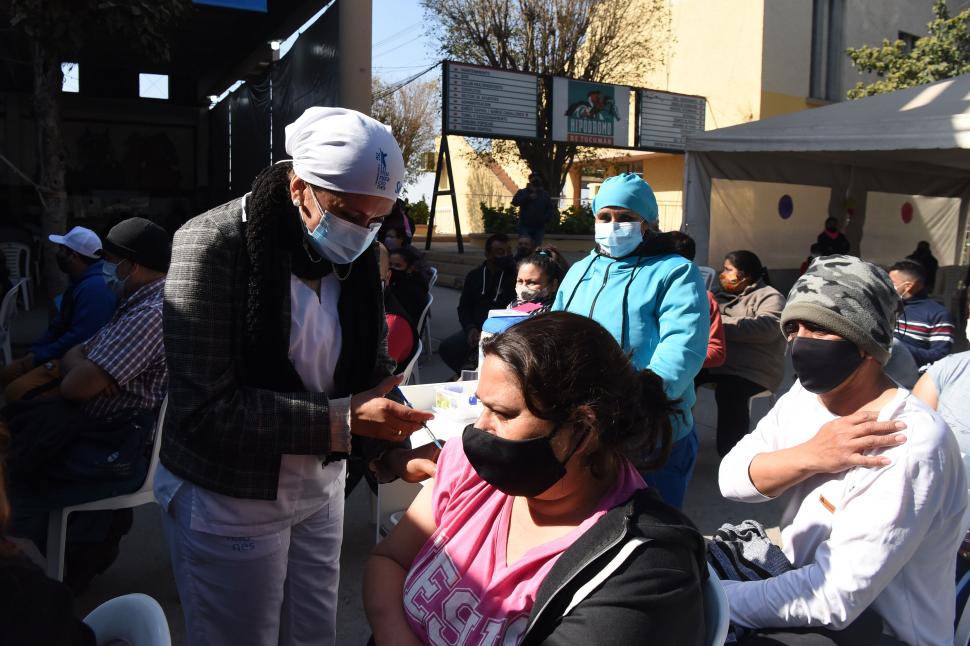 A PONER EL BRAZO. Decenas de personas pasaron por los nodos para completar el esquema de vacunación o ponerse las primeras dosis. LA GACETA / FOTO DE ANALÍA JARAMILLO 