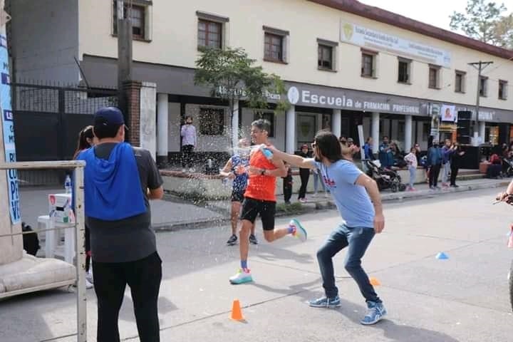 GANADOR. Víctor Jímenez fue el ganador. Tuvo una refrescante bienvenida en la llegada de la carrera.