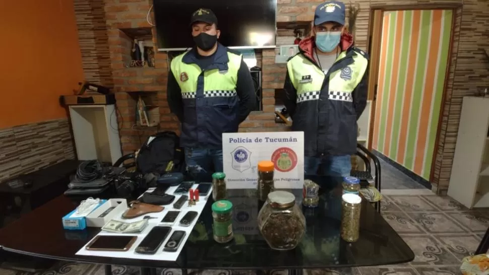 LAS PRUEBAS. Los efectivos con los elementos secuestrados.  