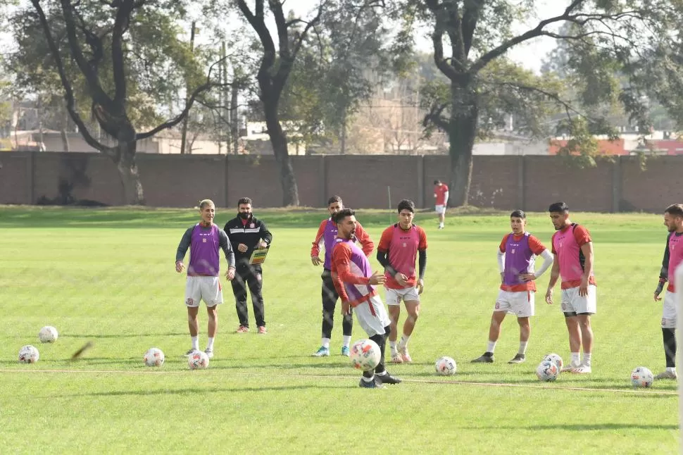 BUENA ONDA. “Maxi” Martínez festeja durante un entrenamiento. El defensor siempre muestra una sonrisa y eso también es un aporte importante para el grupo.   