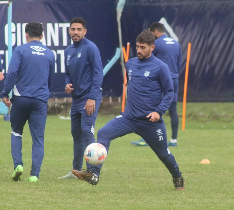 EN DUDA. Cristian Erbes es una de las dudas que tiene Omar De Felippe, de cara al partido con Aldosivi. El volante salió en “El Bosque” por un golpe en su rodilla. 