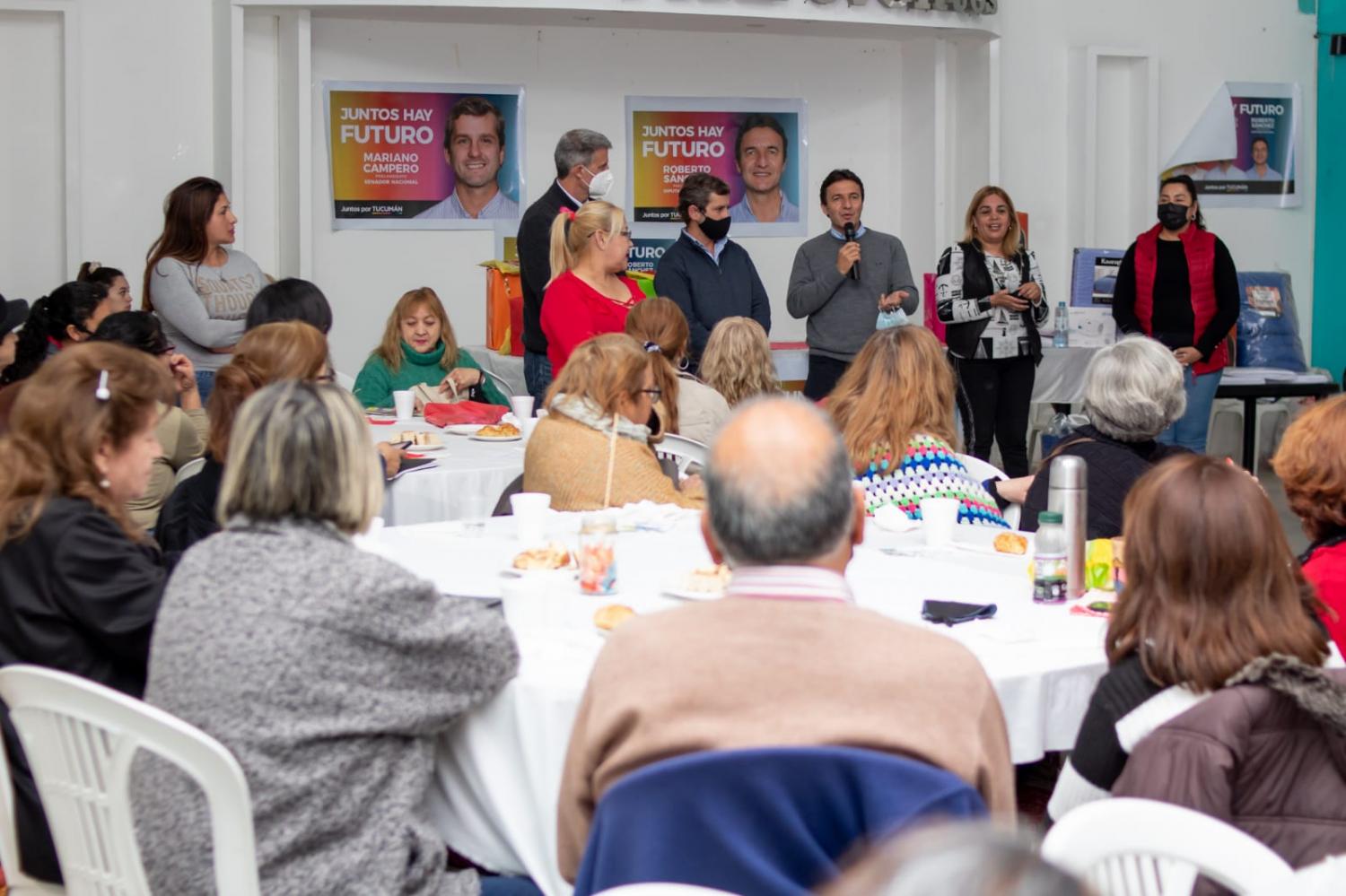 EN TAFI VIEJO. Campero y Sánchez, junto a Prat-Gay, dialogan con vecinos y dirigentes.