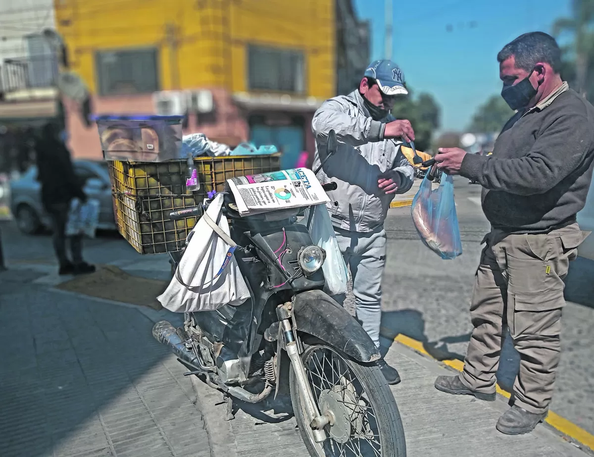 INDISPENSABLE. La Honda 110 de Miguel Galván le permite viajar a Concepción a diario para trabajar.