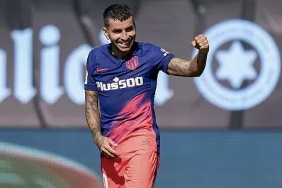 Correa marcó un doblete para que Atlético de Madrid arranque con el pie derecho