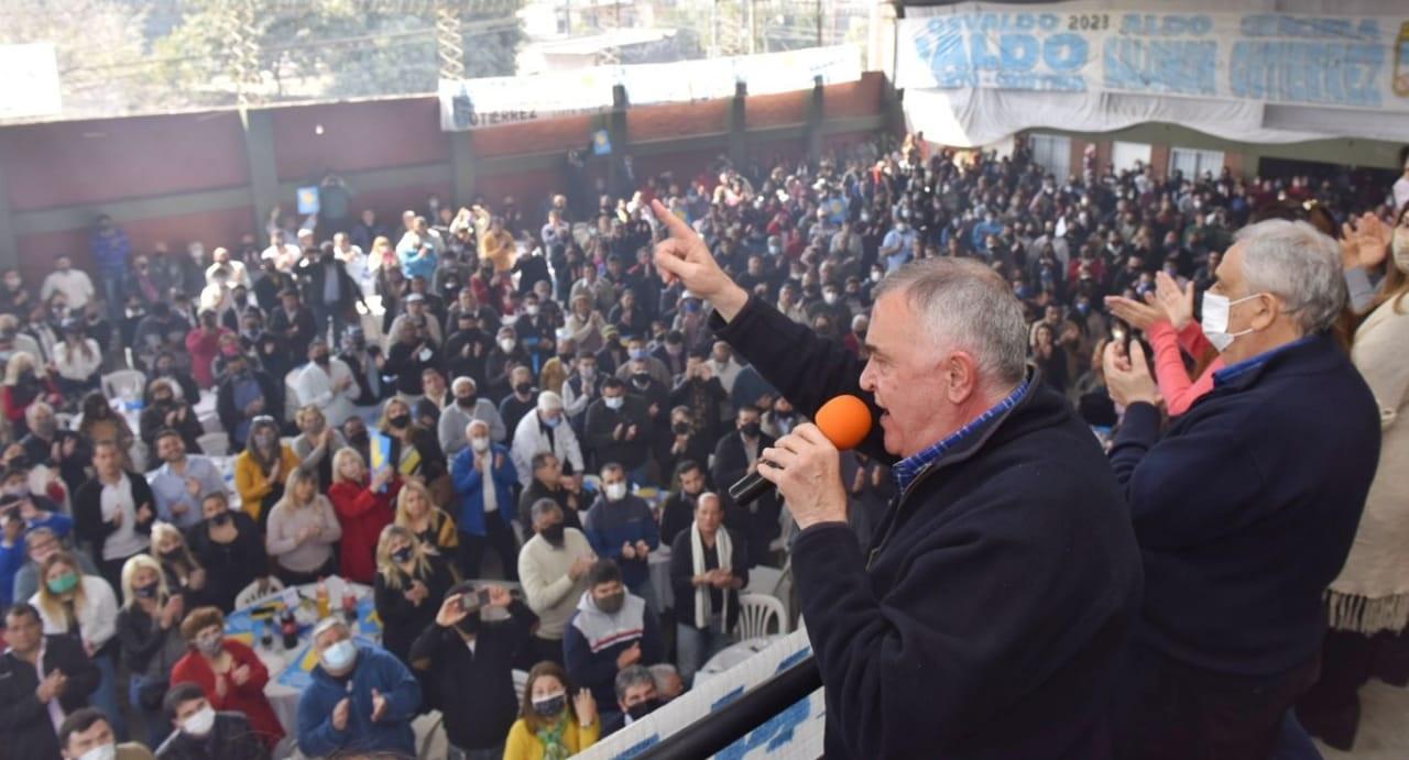 LA FAMILIA JALDISTA. El presidente de la Legislatura fustigó al manzurismo en Alderetes, al afirmar que nunca antes se vio que un peronista amenace a otro con quitarle el trabajo. 