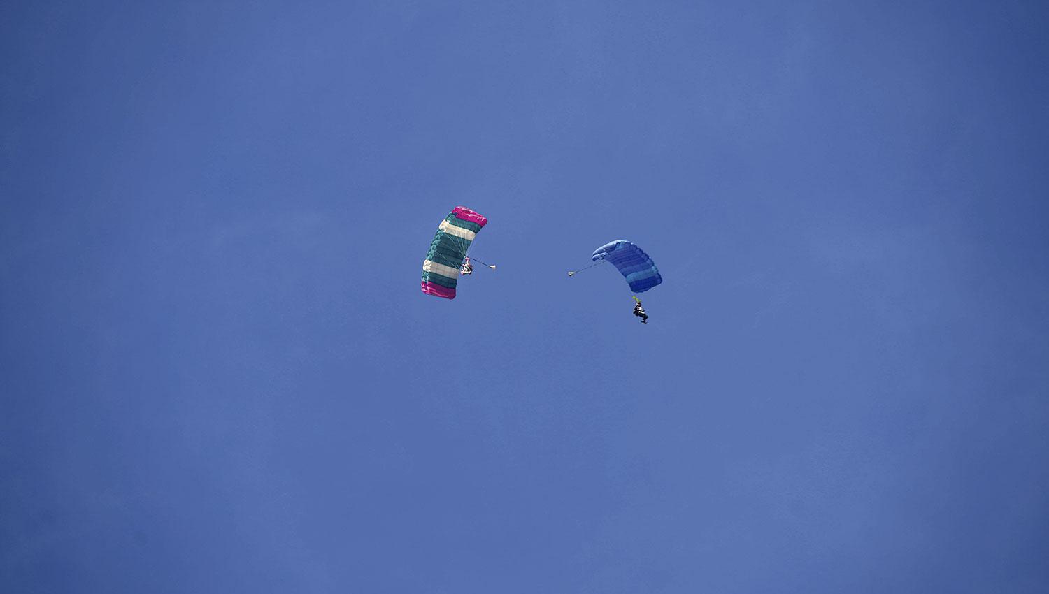Paracaidistas tiñeron de colores el cielo tucumano