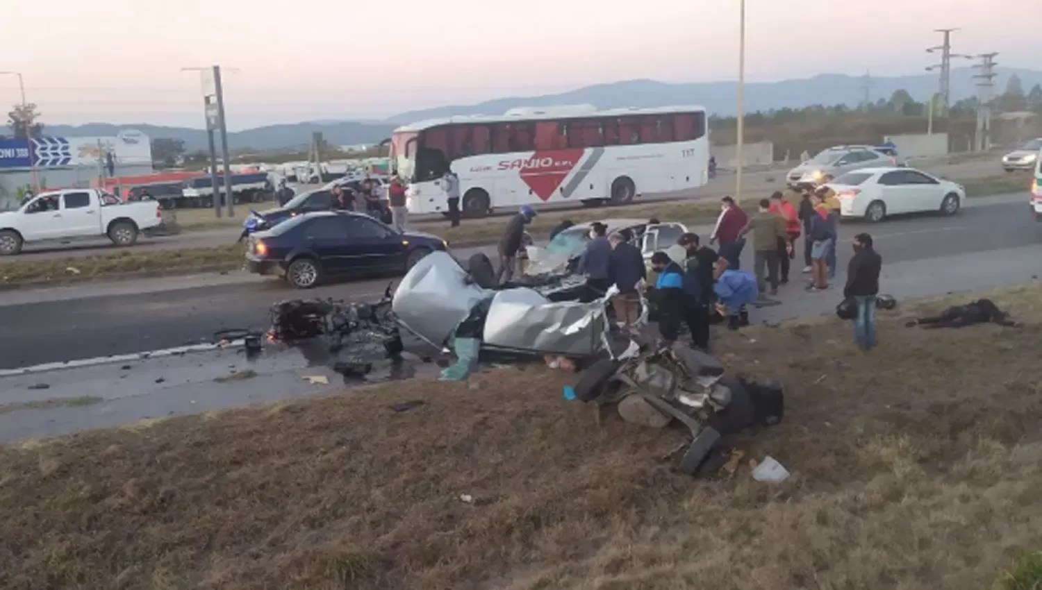 DE FRENTE. Uno de los conductores perdió el control de su vehículo y se cruzó de carril frente a Alto Comedero.