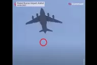 Video: intentando escapar de Afganistán, personas se trepan a un avión que despega y caen al vacío