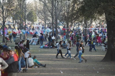 Las risas de la infancia llenaron los parques