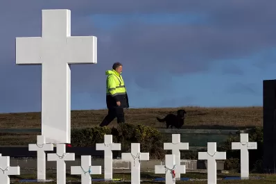 Comienzan los trabajos forenses en una tumba colectiva en Malvinas