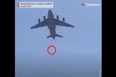 Video: intentando escapar de Afganistán, personas se trepan a un avión que despega y caen al vacío