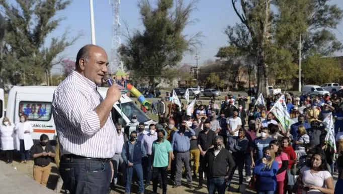 EN CAMPAÑA. El manzurismo entregó ambulancias por pueblos del interior.