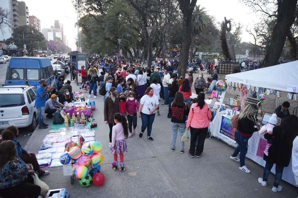 ALIVIO. La gran cantidad de gente que salió a festejar potenció las ventas de los trabajadores de la tradicional feria de artesanos.   