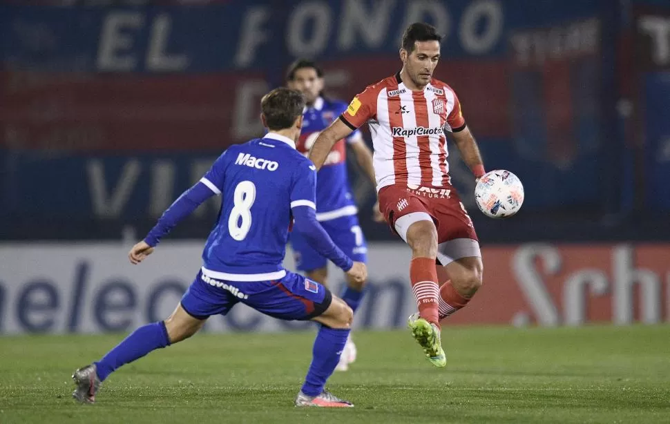 EXPERIENCIA. “Bayo” aporta sacrificio y tranquilidad en el mediocampo “santo”. El volante también pisa seguido el área rival. 