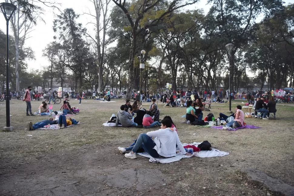 ESPARCIMIENTO. Familias y otros grupos armaron picnics  y se instalaron en distintos tramos del paseo.  la gaceta / fotos de analia jaramillo 