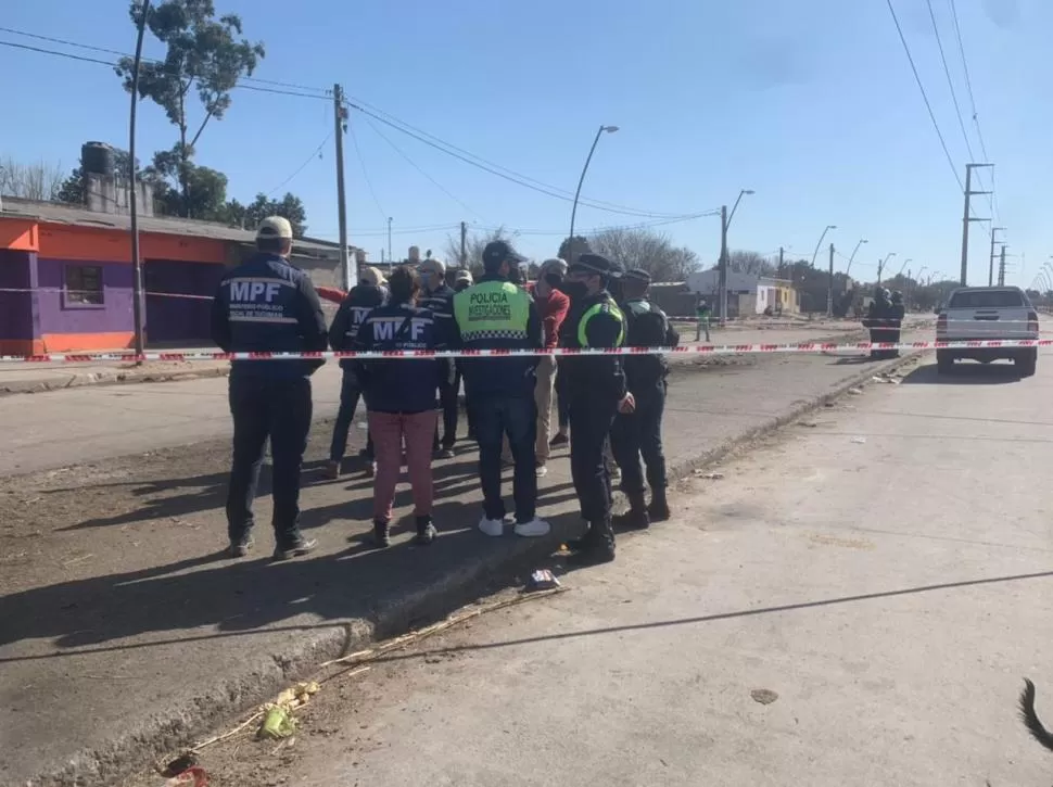 INVESTIGADORES. La Policía y el ECIF llegando al lugar del crimen.  