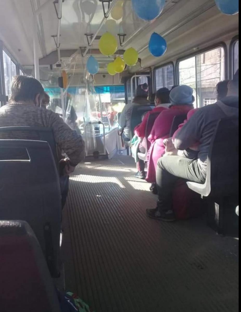 El viaje feliz: un chofer de la línea 130 sorprendió a los niños en su día 