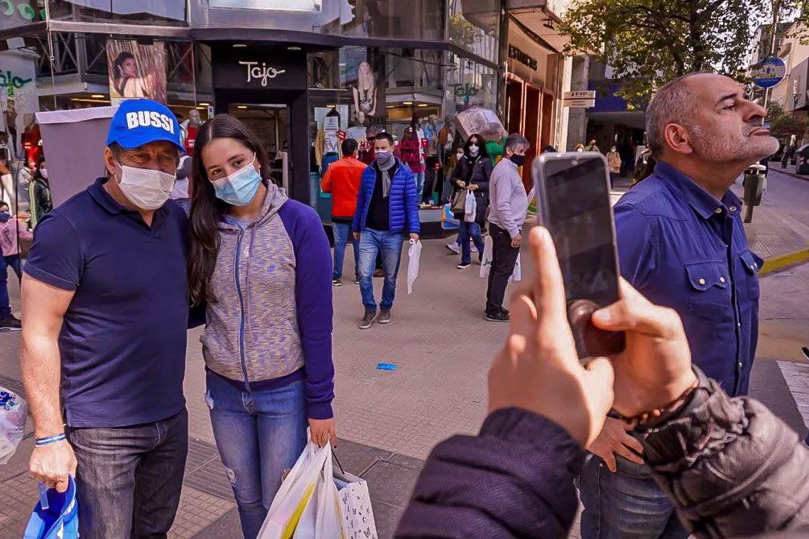 EN CAMPAÑA. Bussi posa para la foto con una ciudadana. Foto: Prensa FR