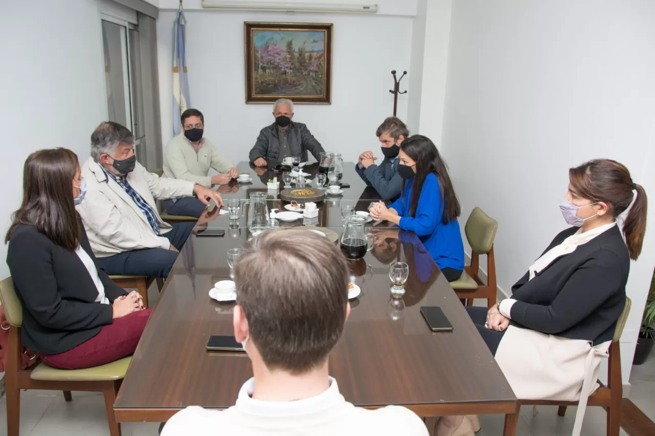 Campero y otros precandidatos, en una reunión, analizaron el panorama electoral. 