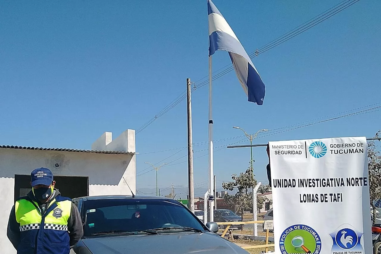 Encontraron el auto que habría sido usado para atracos en Villa Carmela y Lomas de Tafí