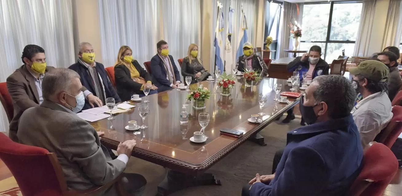 EN LA LEGISLATURA. Jaldo encabezó la reunión con representantes de la Asociación Civil APER. Foto Prensa HLT