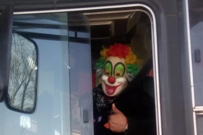 El payaso y el Hombre Araña que manejaron un colectivo