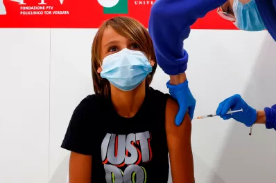 Italia vacunó con una dosis al 60% de los jóvenes de 12 a 19 años
