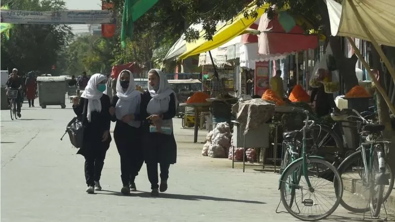 Mujeres caminan en Kabul, tras el retorno del régimen Talibán. Getty Images