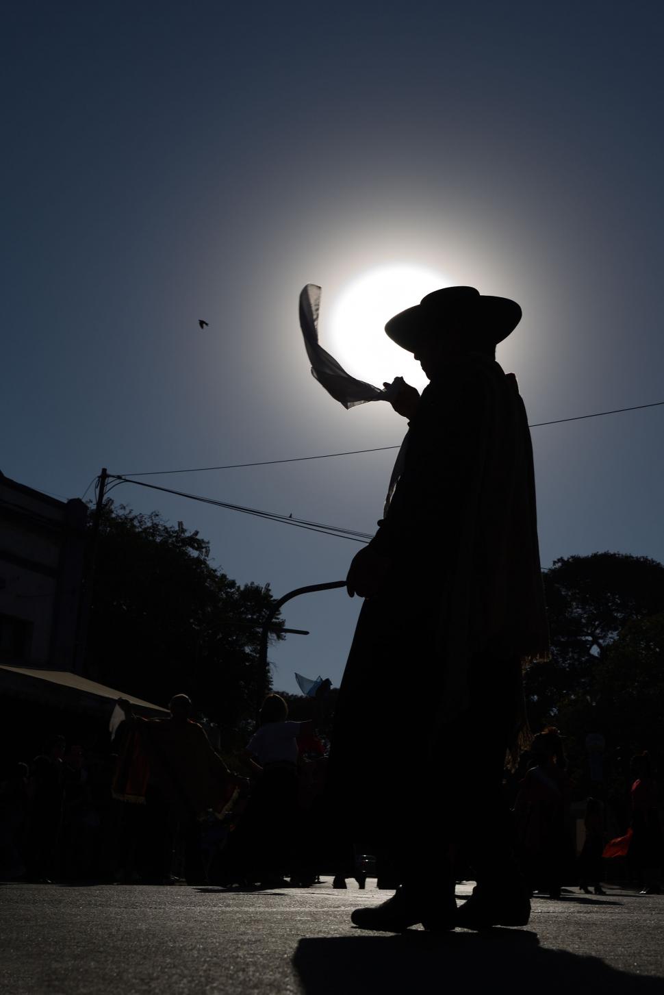 PAÑUELOS AL VIENTO. A modo de celebración, en más de un momento los levantaron. 