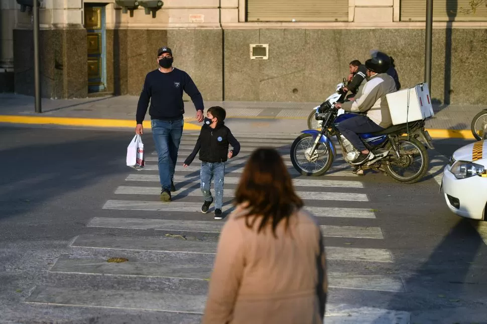 EN LA VÍA PUBLICA. Si bien la mayoría de las sendas están borradas, no todos los transeúntes cruzan por la esquina, sino por mitad de cuadra o lo hacen conversando, confiando en que tienen paso. 