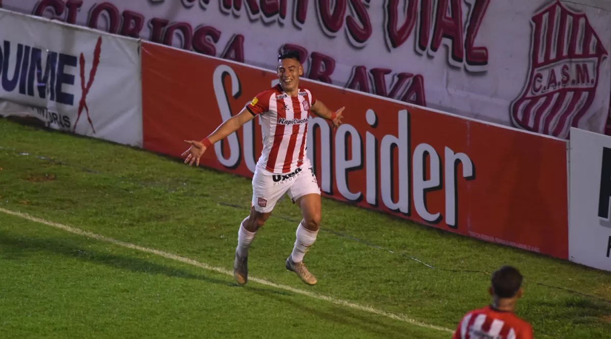 EL GOLPE. Lucas Cano celebra el 2 a 0, que terminó de quebrar el partido a favor de San Martín.